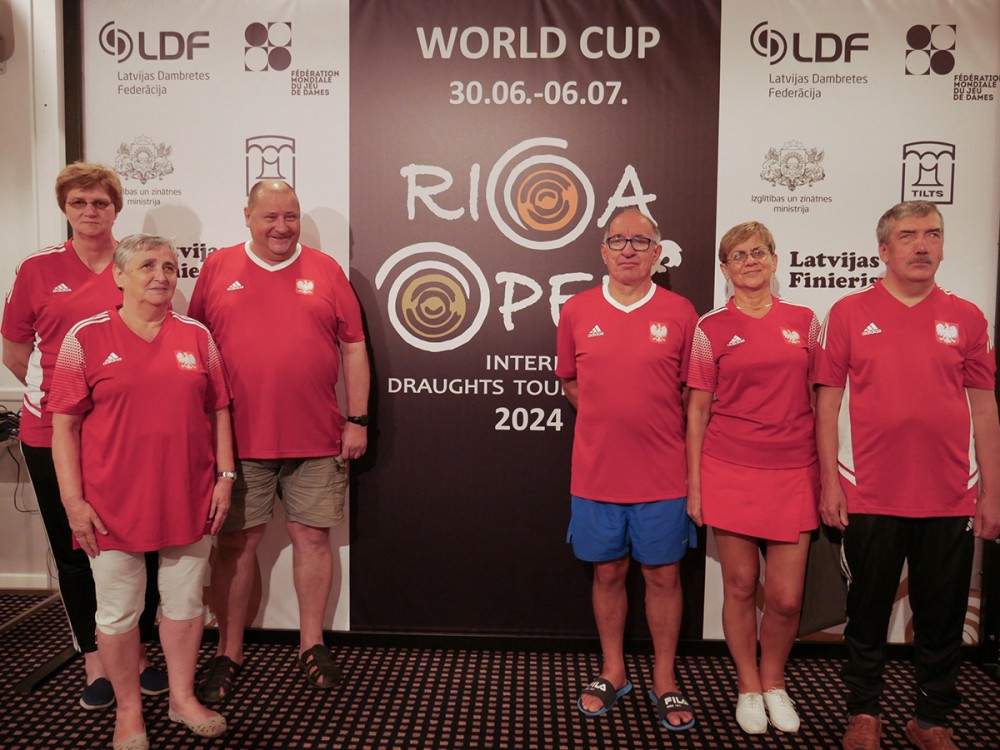 grupa osób w czerwonym koszulkach