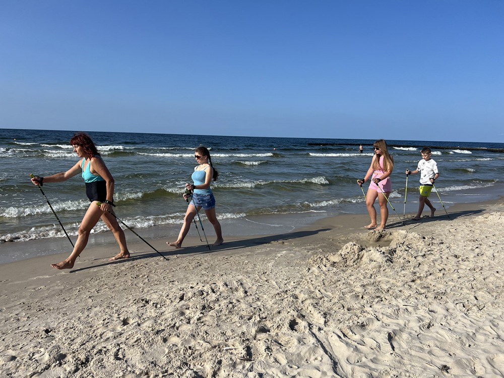grupa osób na plaży