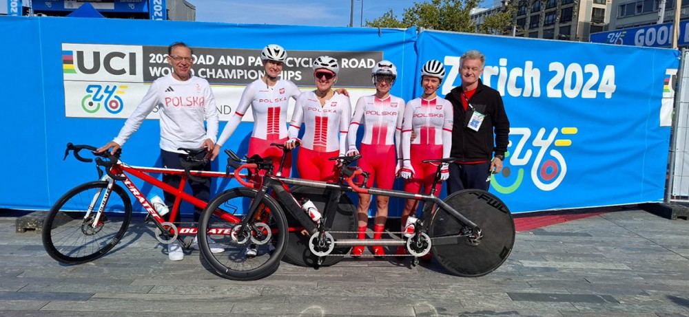 grupa osób przy rowerach