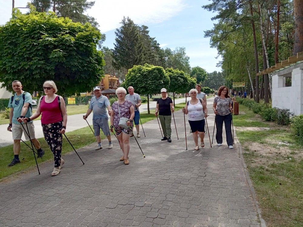 grupa osób z kijkami