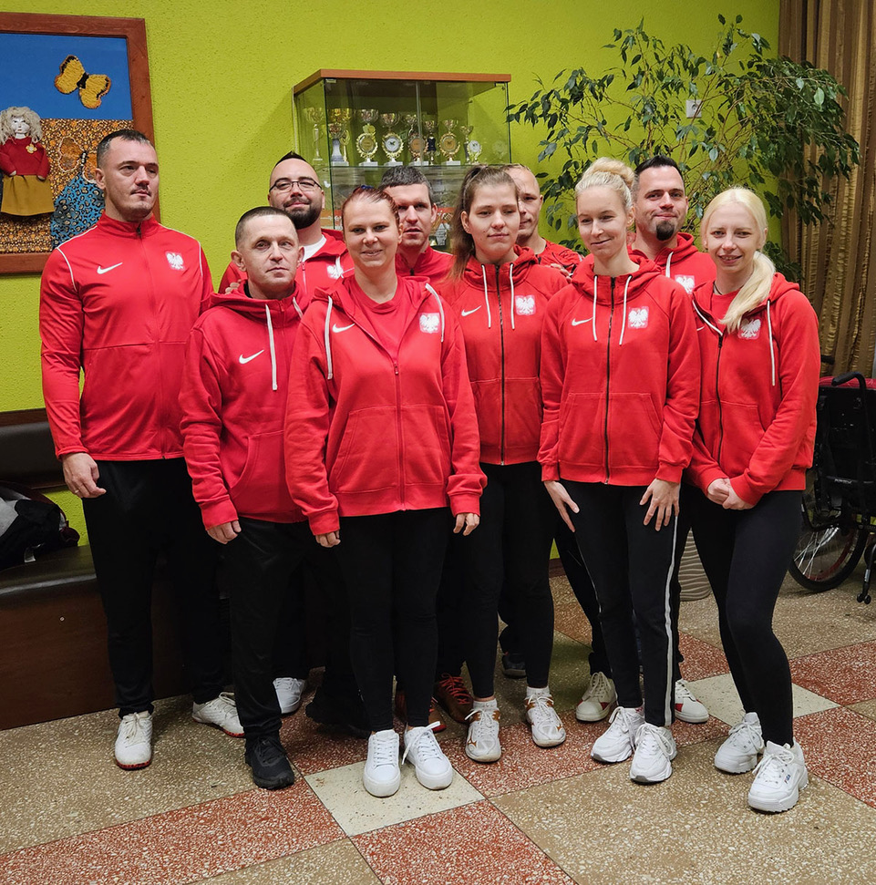 grupa osób w czerwonych dresach