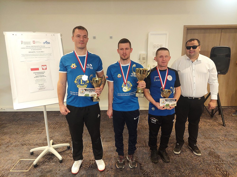 grupa osób z pucharami