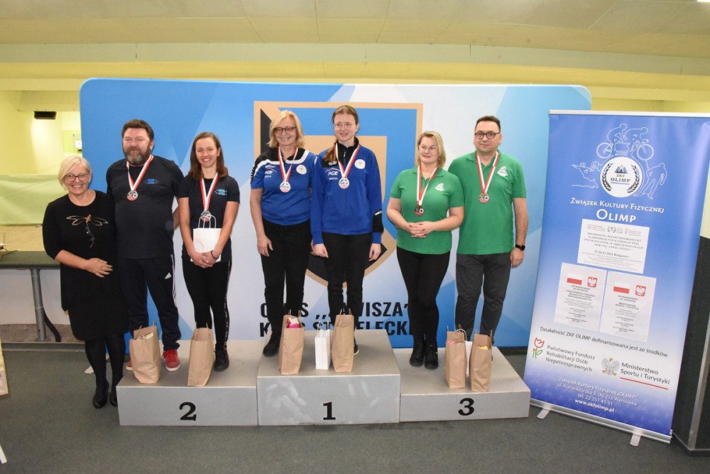 osoby z medalami na podium