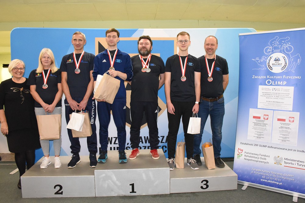 osoby z medalami na podium