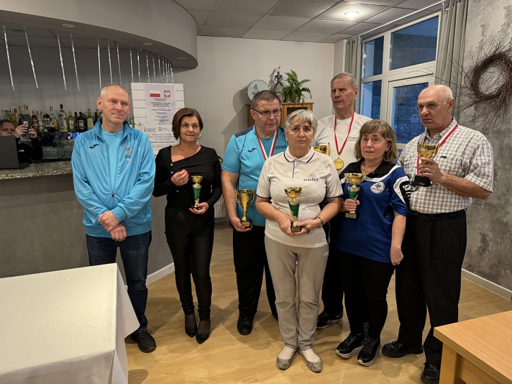 grupa osób z pucharami i medalami