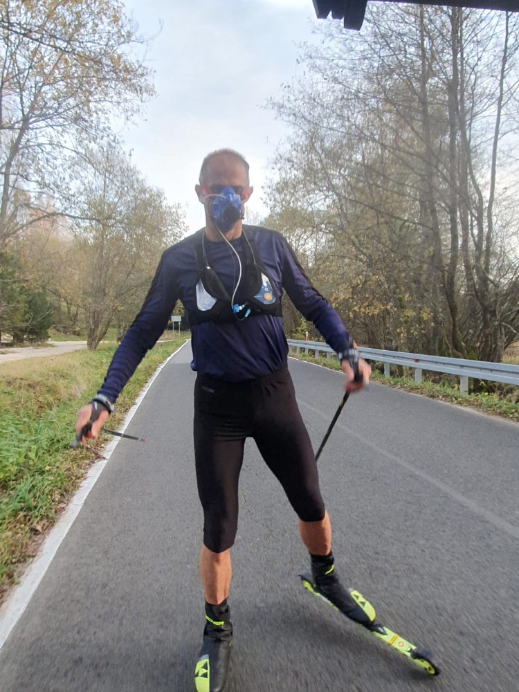 osoba na nartorolkach w aparacie tlenowym a twarzy