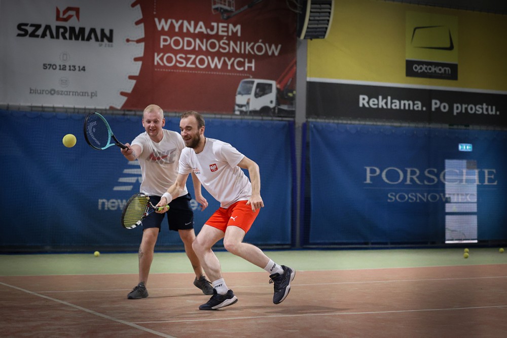 grupa osób gra w tenisa
