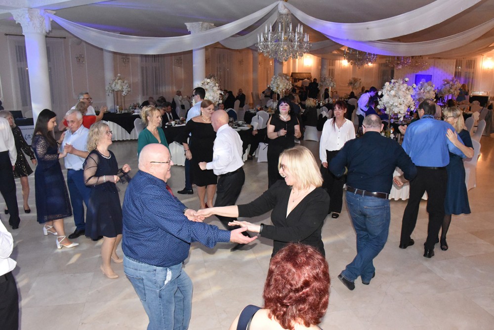 grupa osób w trakcie tańca
