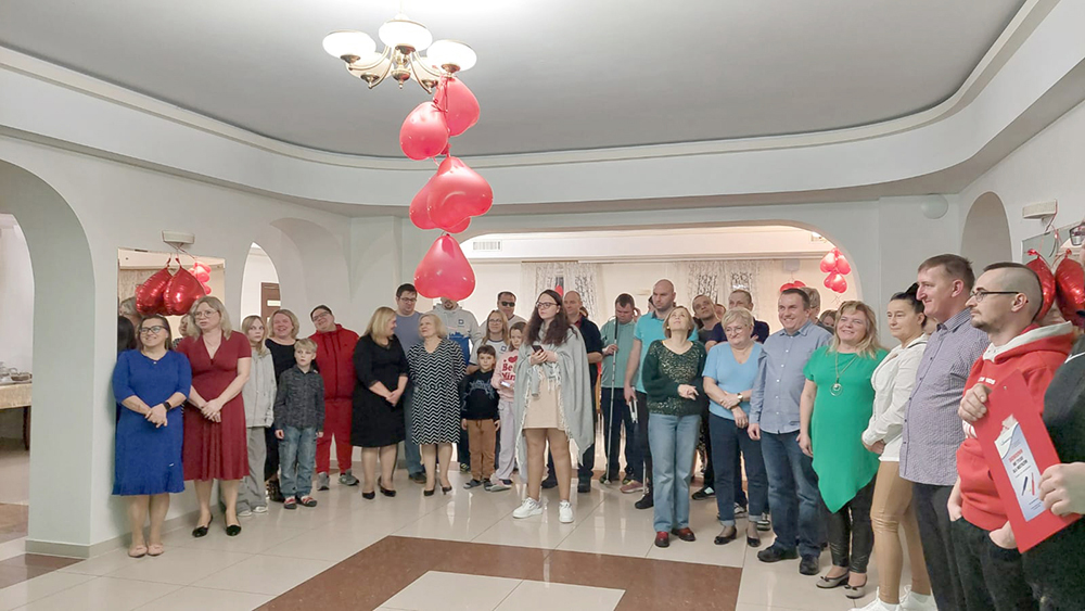 grupa osób na podium