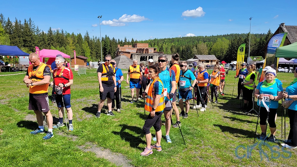 grupa osób w trakcie treningu