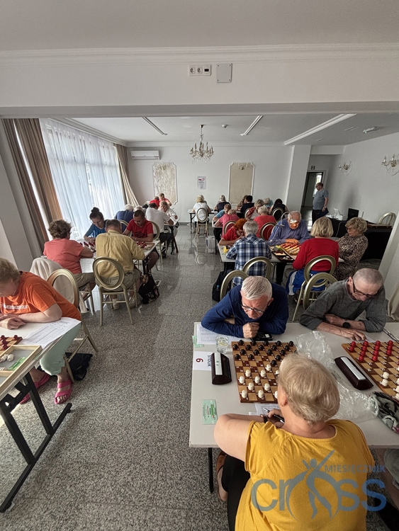grupa osób na sali gra w warcaby
