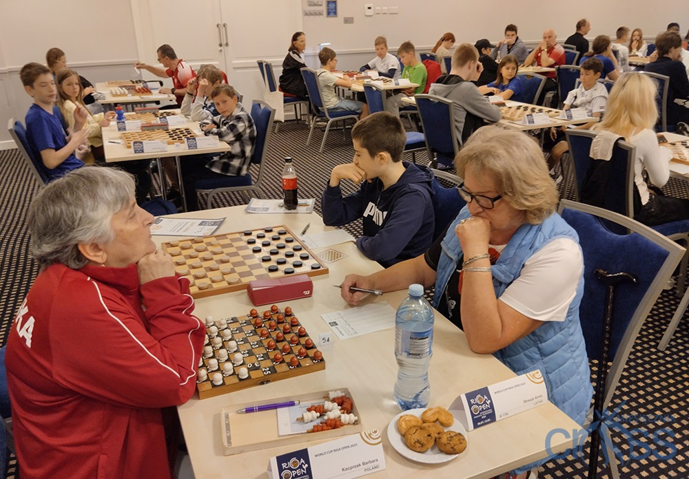 grupa osób na sali gry