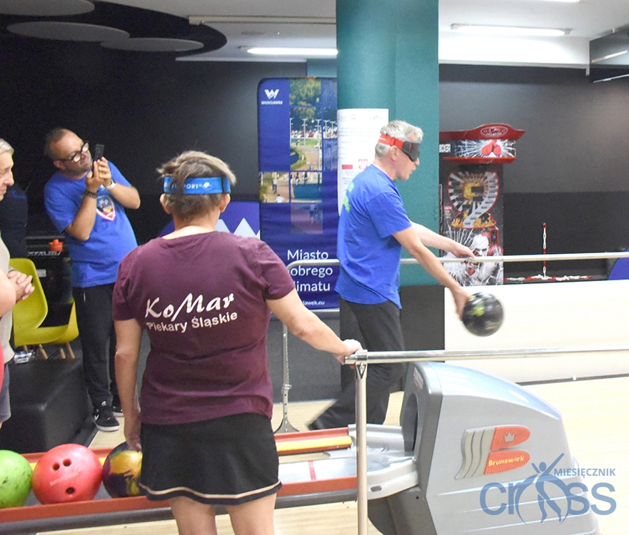 grupa osób tle kręgielni