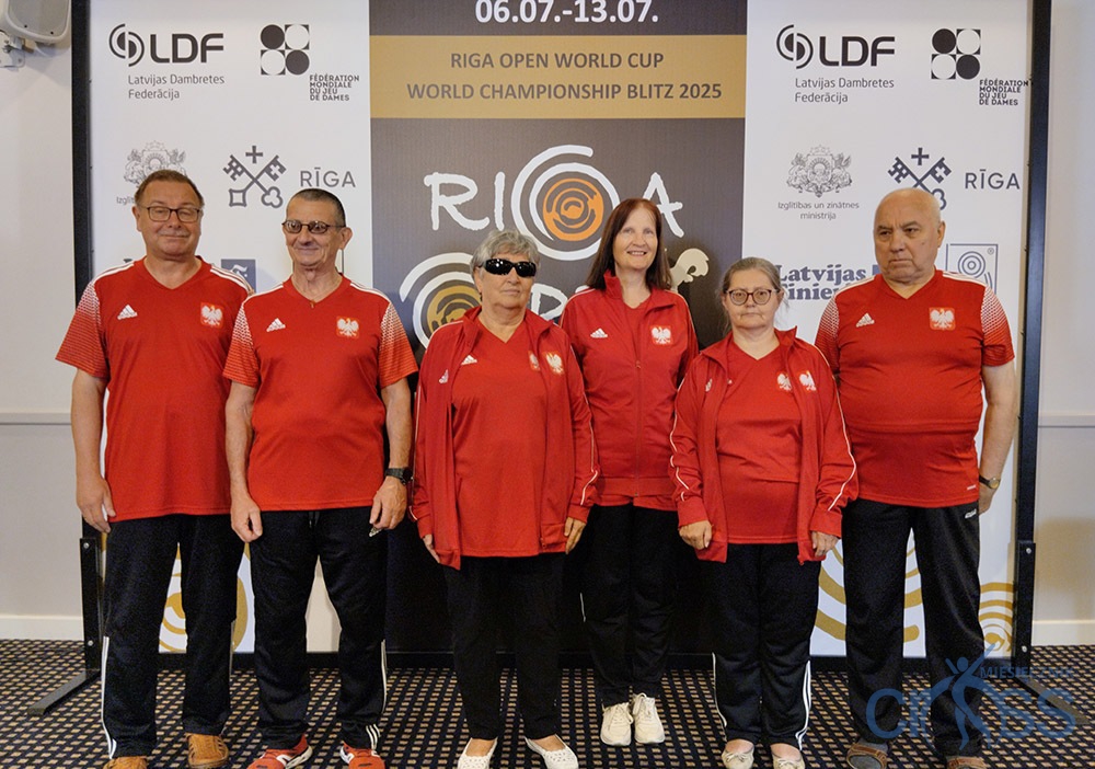 grupa osób w czerwonych blizach
