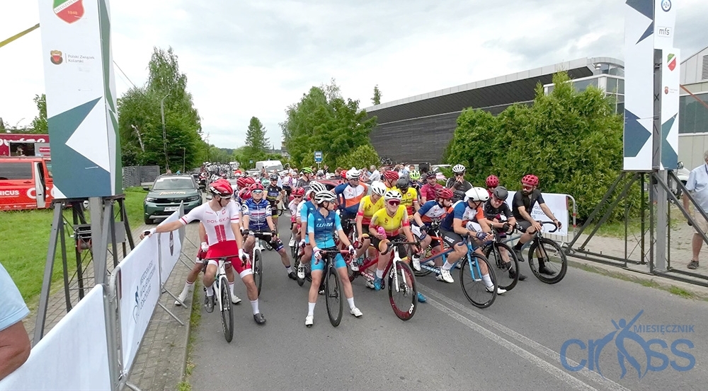 grupa osób na rowerach