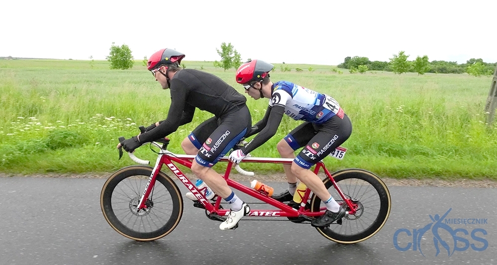 dwie osoby na rowerze
