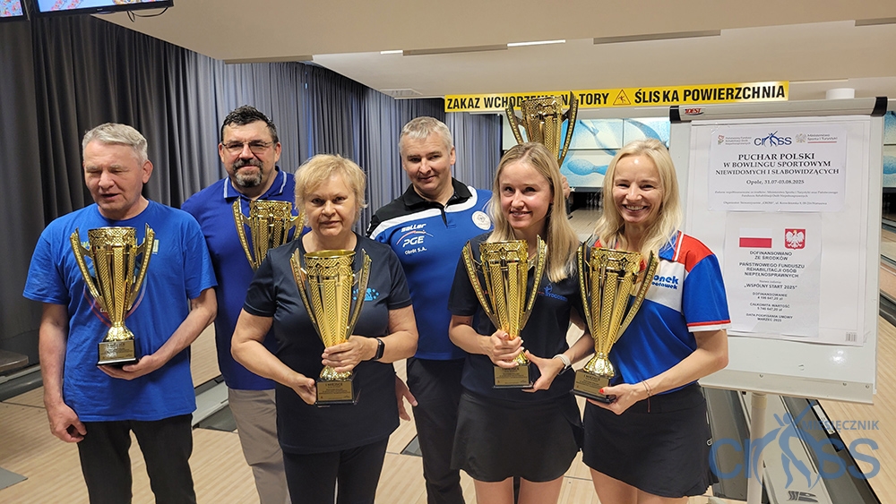 grupa osób pucharami