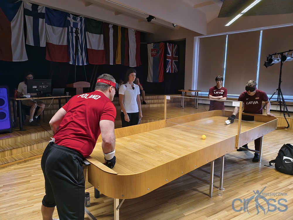 grupa osób gra w showdown