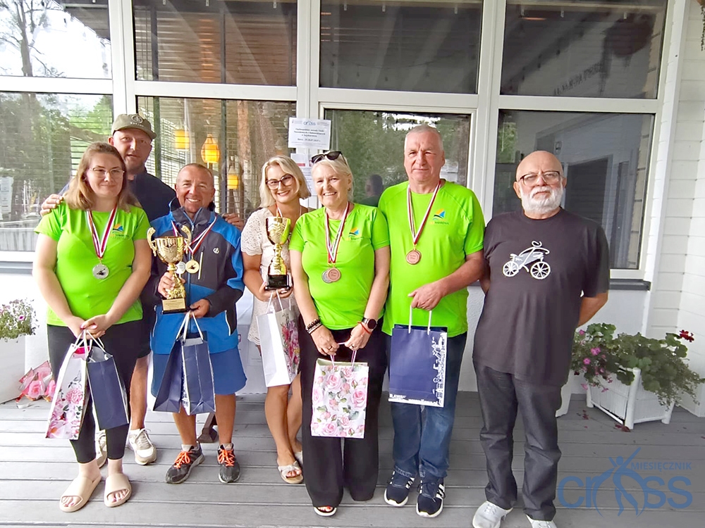 grupa osób z medalami