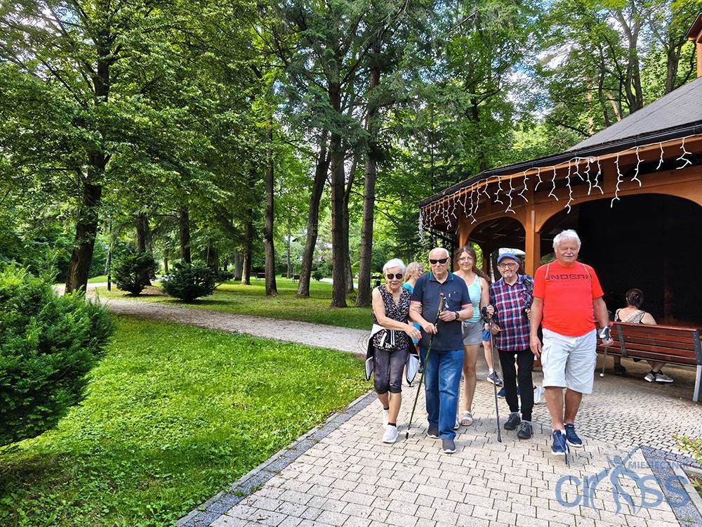 grupa osób w plenerze