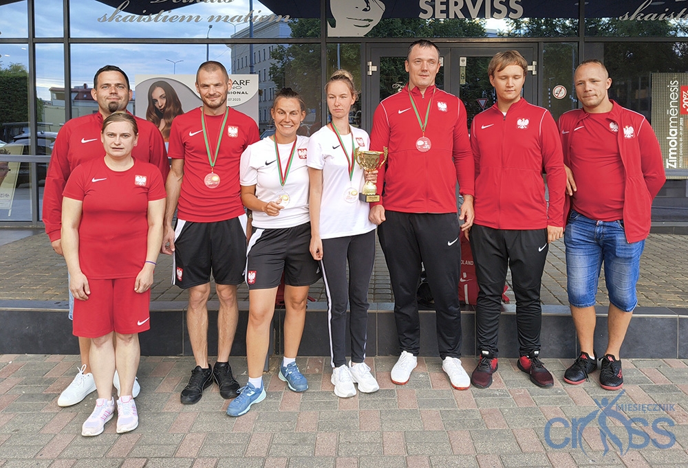 grupa osób reprezentacyjnych strojach