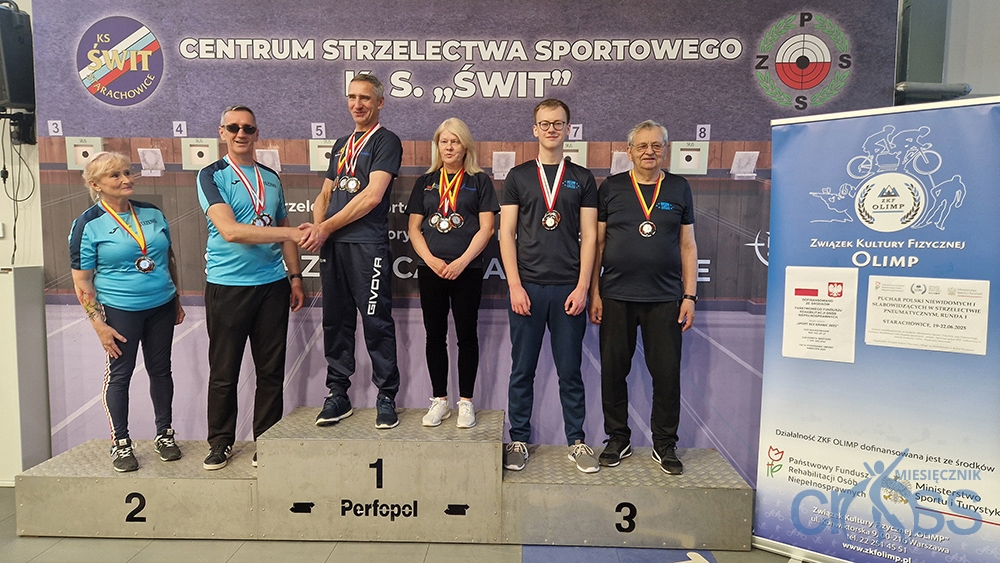 grupa osób na podium