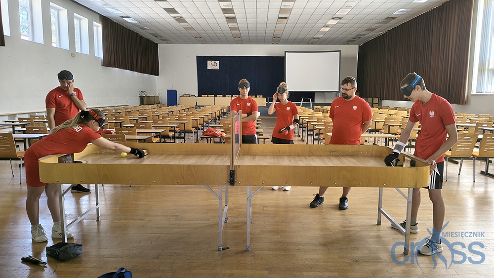 grupa osób przy stole do gry