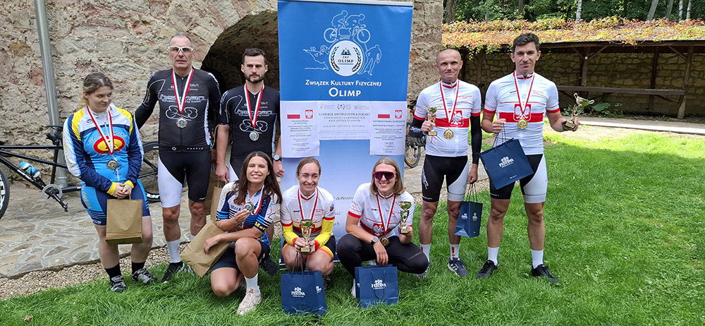 grupa osób na podium