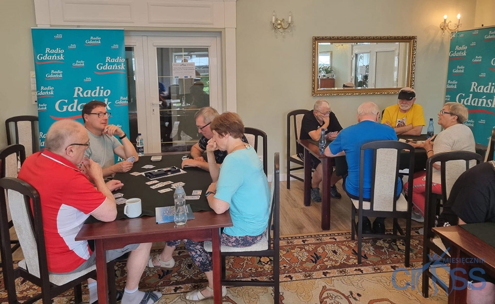 grupa osób na sali gry