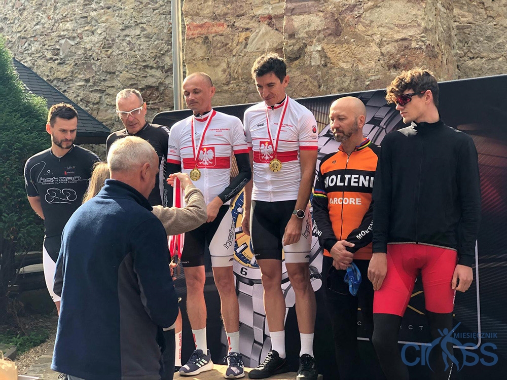 grupa osób na podium
