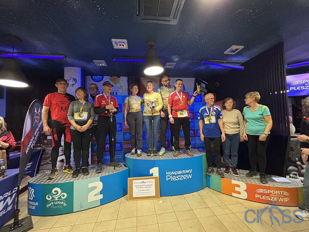 grupa osób na podium