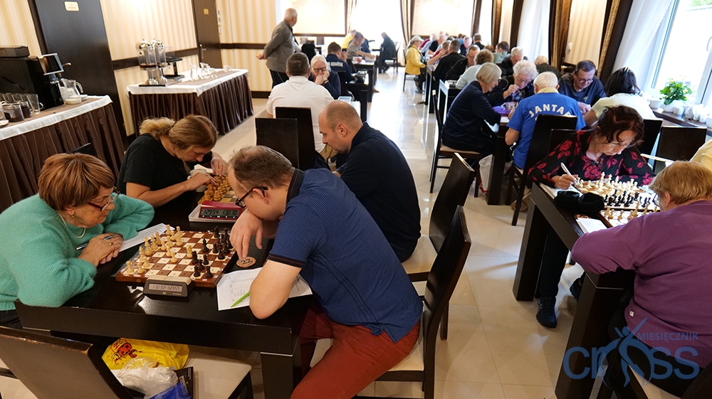 grupa osób w trkacie gry w szachy