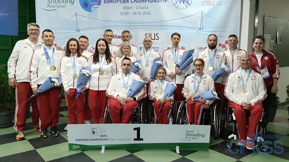 grupa osób w dresach