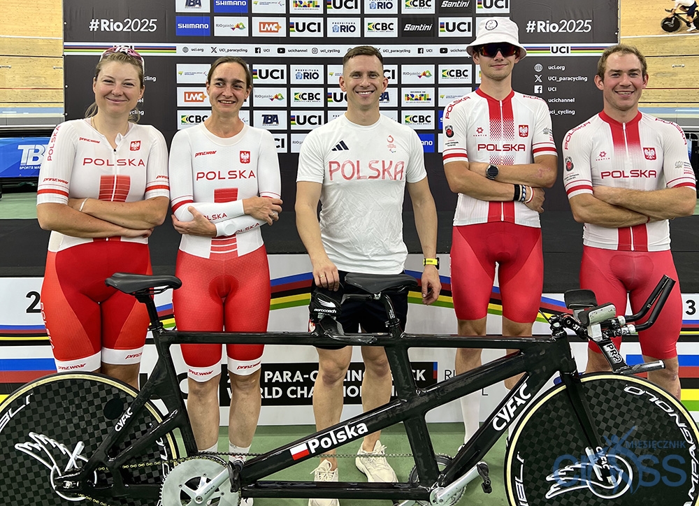 grupa osób stoi przy rowerze