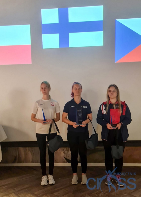 grupa osób na podium