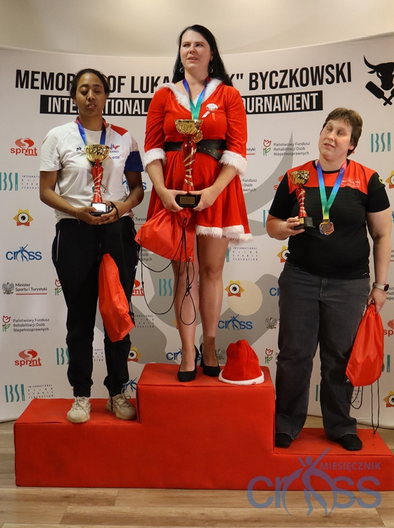 grupa osób na podium