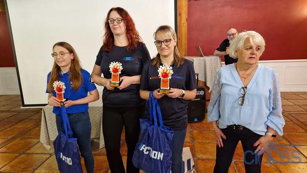 grupa osób w pucharami