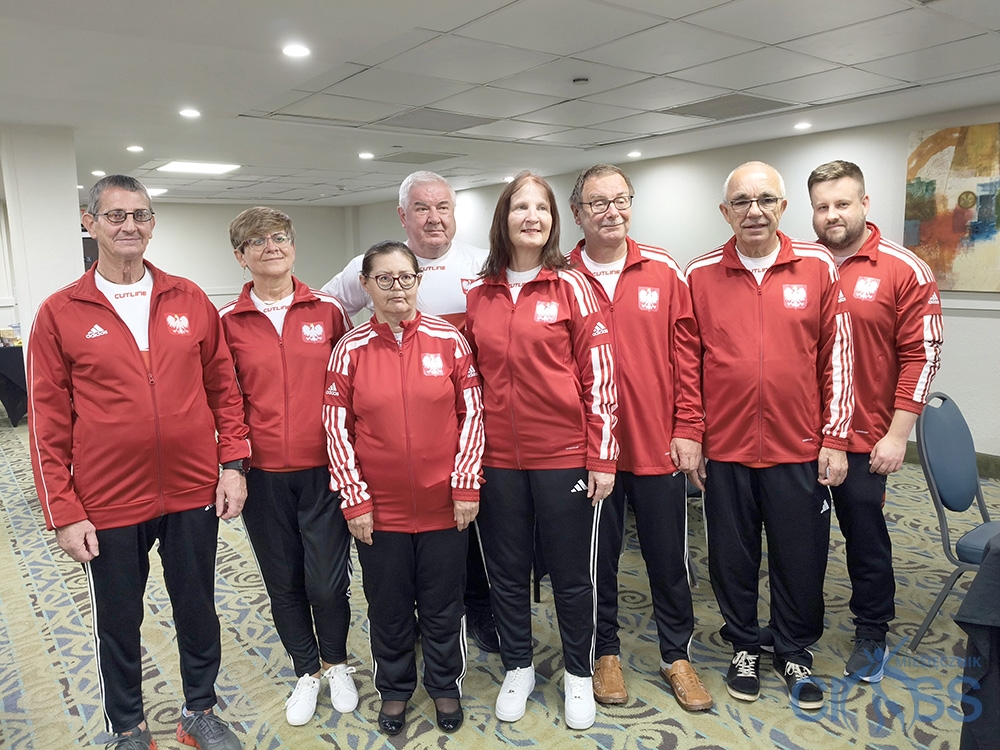 grupa osób w czarno czerwonych dresach