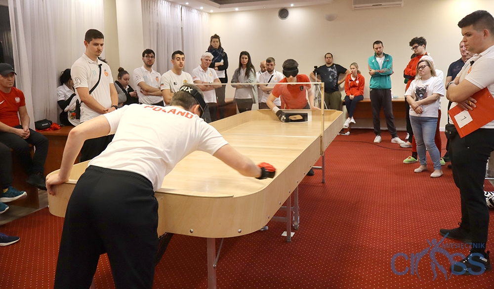 grupa osób obserwuje mecz