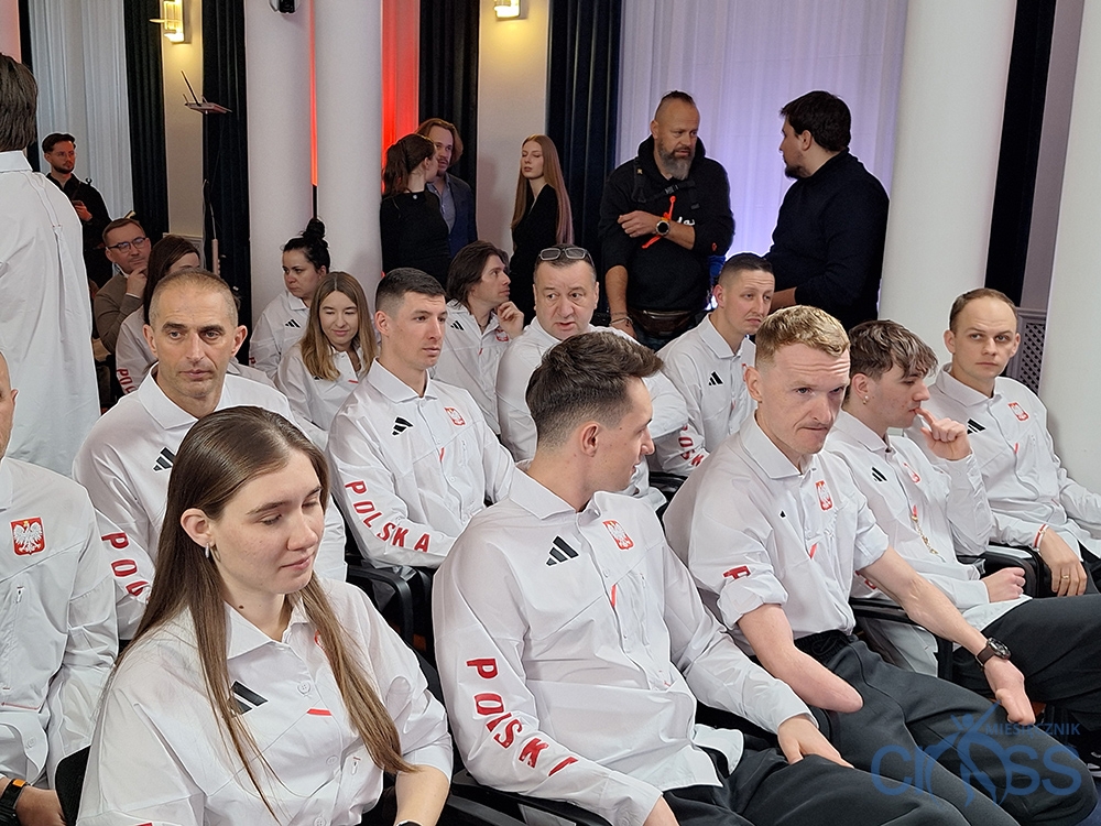 grupa osób w białych koszulkach reperezentacyjnych
