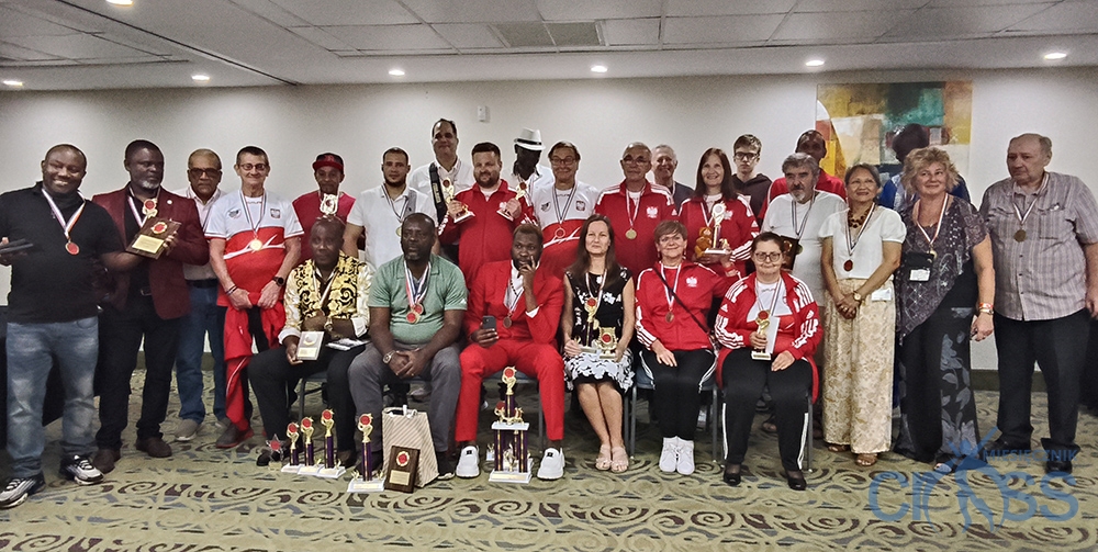 grupa osób z pucharami i medalami