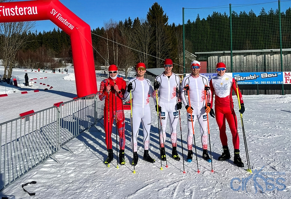 grupa osób w strojach biegowych