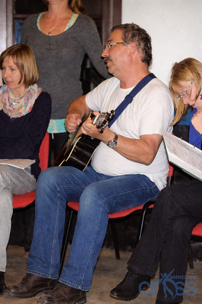 mężczyzna z gitarą w ręku