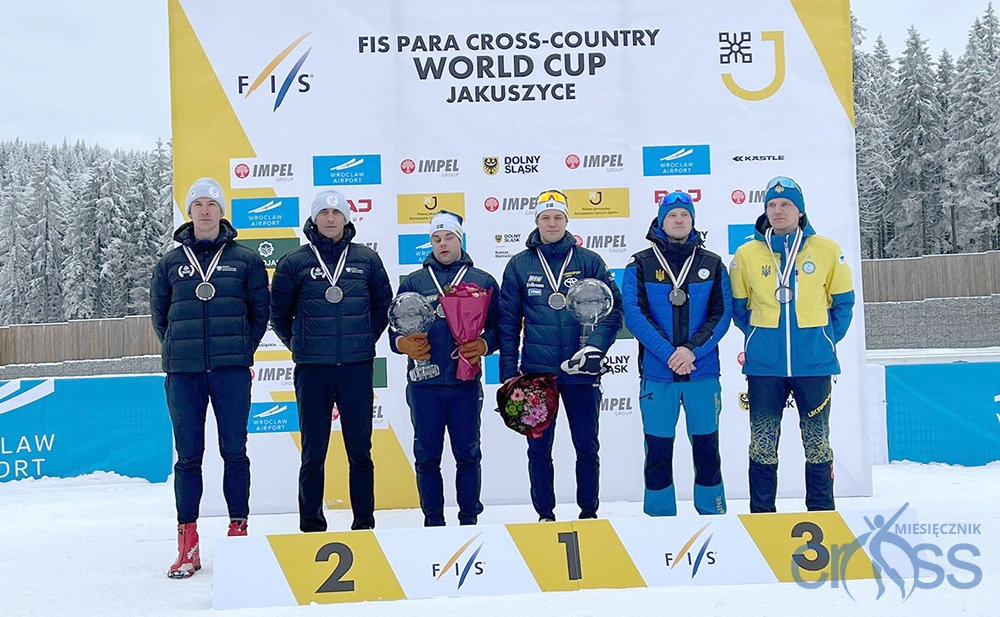 grupa osób na podium