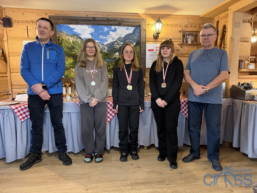 grupa osób z medalami