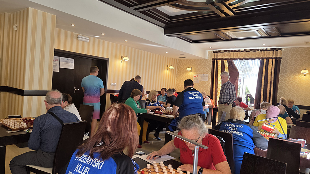grupa osób na sali gry