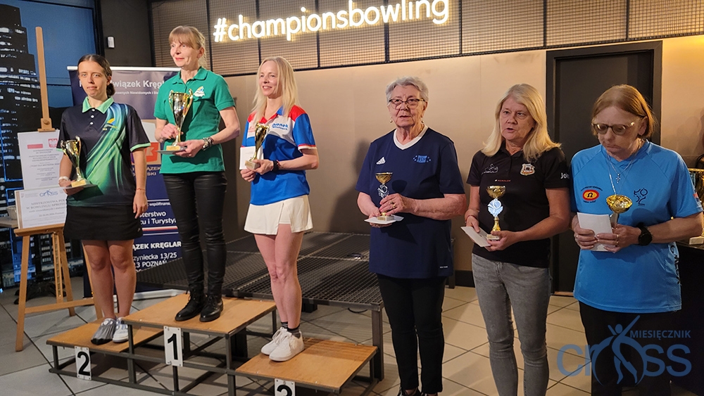 grupa osób na podium