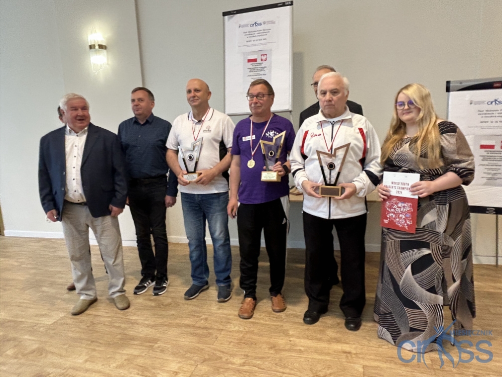 grupa osób z pucharami