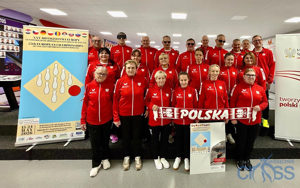 grupa osób na kręgielni