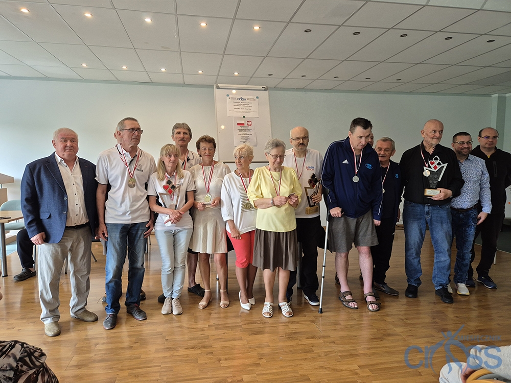 grupa osób z medalami